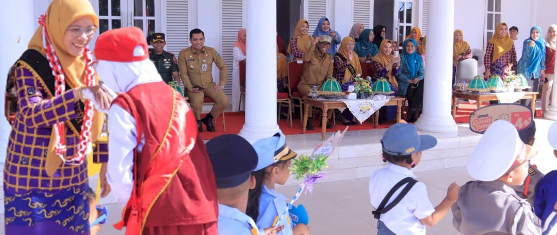 Bunda PAUD Talalar saat menghadiri acara karnaval dan gerak jalan indah menyambut HUT ke-78 RI di Kabupaten Takalar. 