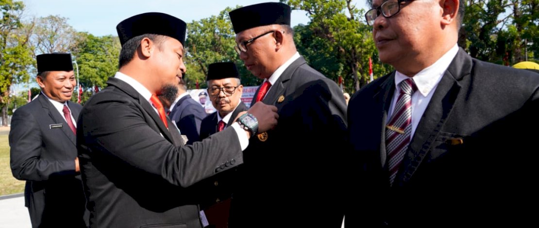 Gubernur Sulawesi Selatan (Sulsel), Andi Sudirman Sulaiman, menyematkan Penghargaan Satyalancana Karya Satya kepada 2.398 Orang PNS pada lingkup Pemprov Sulsel.