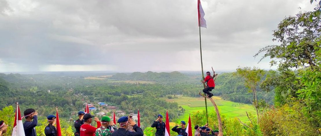 Brimob Bone kibarkan Mendera Merah Putih di puncak gunung Lampoko Kec. Barebbo Kab. Bone, Rabu (16/08/2023). Brimob Bone kibarkan Mendera Merah Putih di puncak gunung Lampoko Kec. Barebbo Kab. Bone, Rabu (16/08/2023).