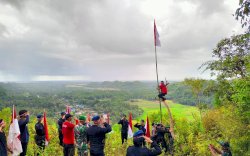 Cara Brimob Bone Pupuk Jiwa Nasionalisme Personel,  Kibarkan Bendera Merah Putih Di Puncak Lampoko