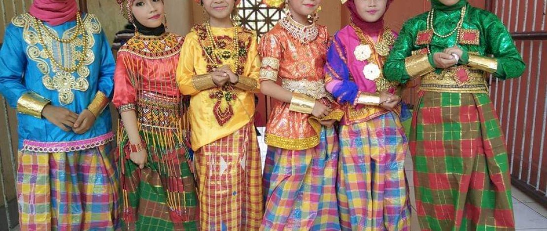 Rumah Pengantin Orange menyewakan berbagai pakaian adat