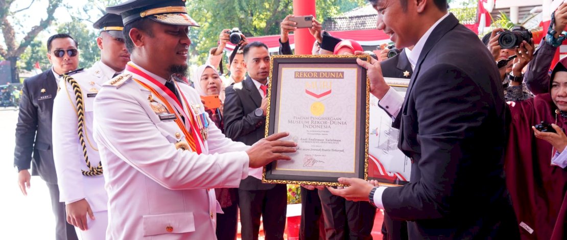Gubernur Sulsel Andi Sudirman Sulaiman menerima penghargaan Rekor Dunia MURI atas rekor Jalan Sehat Secara Serentak Peserta Terbanyak Anti Mager dengan jumlah peserta 420.000.