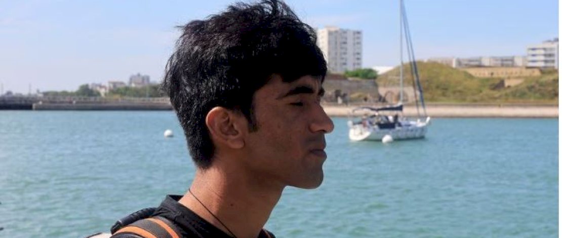 Indris, Imigran asal Afganistan yang berhasil mencapai Inggris dengan perahu kecil. Dalam perjalanannya, perahu yang ditumpangi idris tenggelam dan menewaskan 6 orang