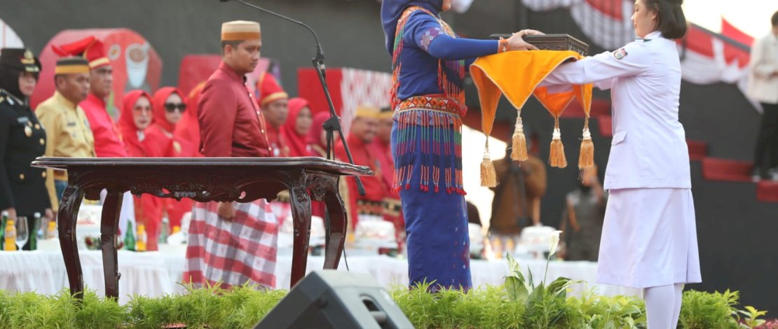 Wakil Wali Kota Makassar, Fatmawati Rusdi, bertindak selaku Inspektur Upacara Penurunan Bendera Merah Putih, 17 Agustus 2023, HUT ke 78 RI, yang digelar di anjungan Pantai Losari. Wakil Wali Kota Makassar, Fatmawati Rusdi, bertindak selaku Inspektur Upacara Penurunan Bendera Merah Putih, 17 Agustus 2023, HUT ke 78 RI, yang digelar di anjungan Pantai Losari.