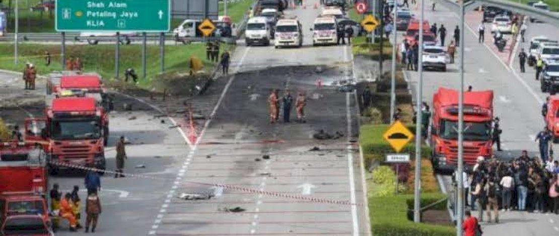 Pesawat Jatuh di Tengah Jalan, 10 Orang Dikabarkan Meninggal Dunia Pesawat Jatuh di Tengah Jalan, 10 Orang Dikabarkan Meninggal Dunia