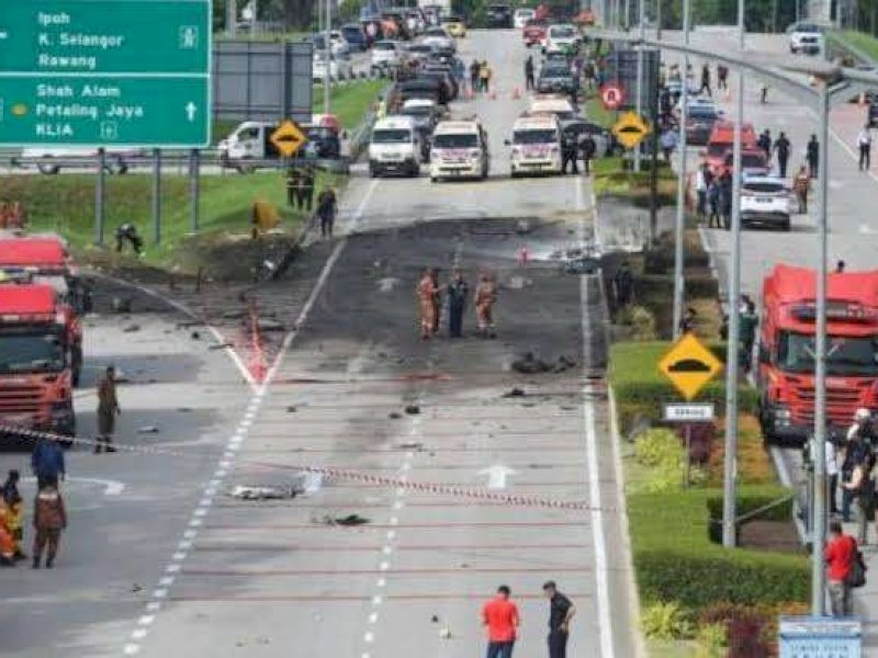 Pesawat Jatuh di Tengah Jalan, 10 Orang Dikabarkan Meninggal Dunia 