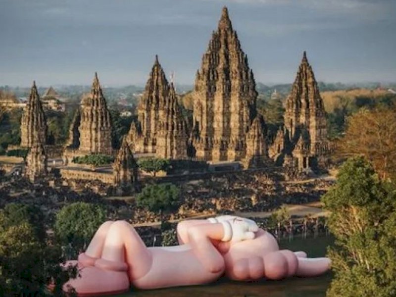 Mengenal Kaws Holiday dan Patung Kelinci Raksasa di Candi Prambanan