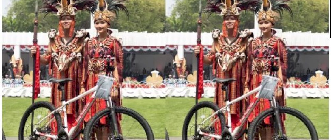 Kaesang saat menerima hadiah sepeda dari presiden Joko Widodo sebagai salah satu peserta upacara dengan kostum terbaik 