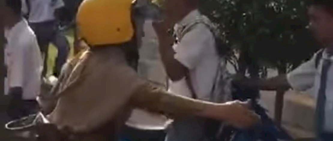 Tangkapan layar video guru dibully siswa SMA yang diunggah di FB Dhyka Gamal Tangkapan layar video guru dibully siswa SMA yang diunggah di FB Dhyka Gamal