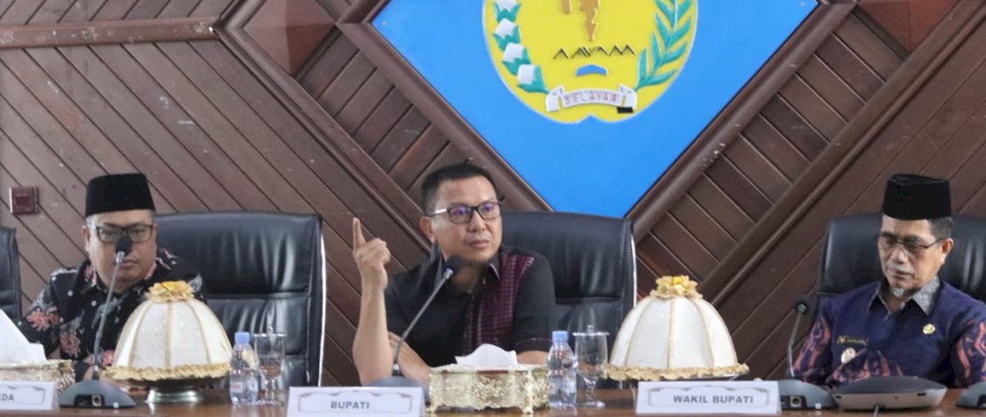 Bupati Kepulauan Selayar Muh Basli Ali bersama Wakil Bupati Saiful Arif, didampingi Sekda Mesdiyono, menerima audiensi Jaringan Akademik Selayar (JAS), di Ruang Rapat Pimpinan Kantor Bupati, Jum'at, 18 Agustus 2023.