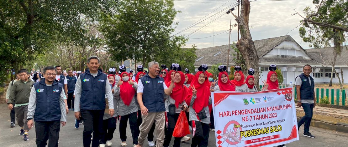 Pj Sekda Provinsi Sulsel Andi Muhammad Arsjad bersama Bupati Pinrang Irwan Hamid melepas peserta Jalan Santai dalam rangka memperingati Hari Pengendalian Nyamuk Nasional (HPN) Ke - 7, di halaman Kantor Bupati Pinrang, Sabtu, 19 Agustus 2023.