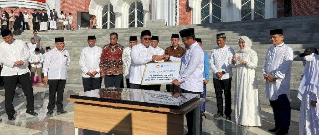 Gubernur Sulawesi Selatan, Andi Sudirman Sulaiman meresmikan pembangunan Masjid Kubah 99 Asmaul Husna, di Kawasan Center Point of Indonesia, Makassar, Minggu, 20 Agustus 2023.