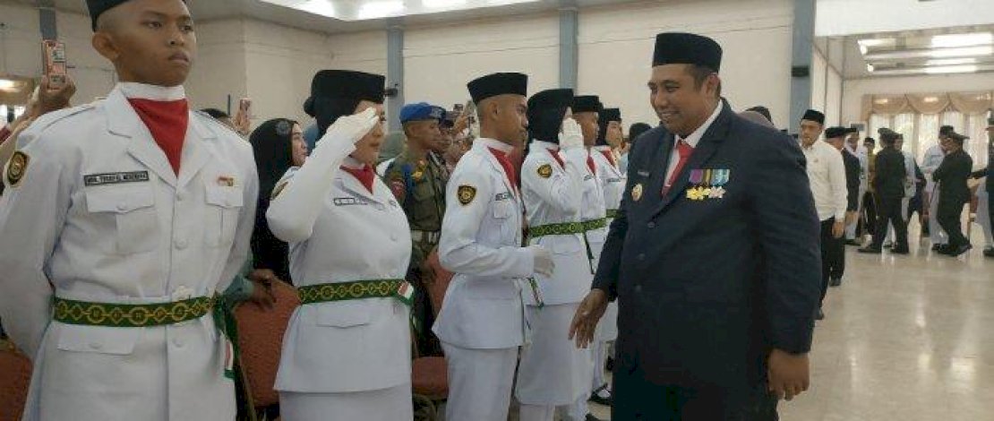 Bupati Maros, Chaidir Syam, Mengukuhkan 70 Anggota Paskibraka dalam Upacara di Pemkab Maros 