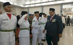 Bupati Maros, Chaidir Syam, Mengukuhkan 70 Anggota Paskibraka dalam Upacara di Pemkab Maros 