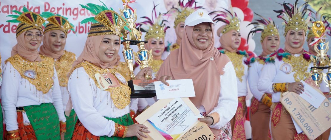 Ketua DWP Makassar Serahkan Hadiah Pemenang SKJ Kemenpora