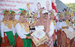 Ketua DWP Makassar Serahkan Hadiah Pemenang SKJ Kemenpora
