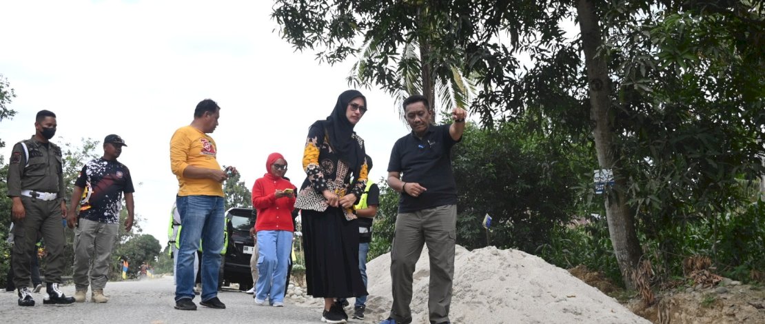 Bupati Luwu Utara Indah Putri Indriani meninjau pembangunan jalan Masamba-Kambisa Bupati Luwu Utara Indah Putri Indriani meninjau pembangunan jalan Masamba-Kambisa