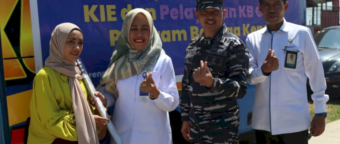 Perwakilan BKKBN Provinsi Sulawesi Selatan dan Pangkalan Utama TNI Angkatan Laut (Lantamal) VI Makassar menggelar pelayanan KB dengan menyasar warga pesisir pantai, Dusun Jamarang, Kelurahan Bontolebang, Kecamatan Galesong Utara, Takalar. Perwakilan BKKBN Provinsi Sulawesi Selatan dan Pangkalan Utama TNI Angkatan Laut (Lantamal) VI Makassar menggelar pelayanan KB dengan menyasar warga pesisir pantai, Dusun Jamarang, Kelurahan Bontolebang, Kecamatan Galesong Utara, Takalar.
