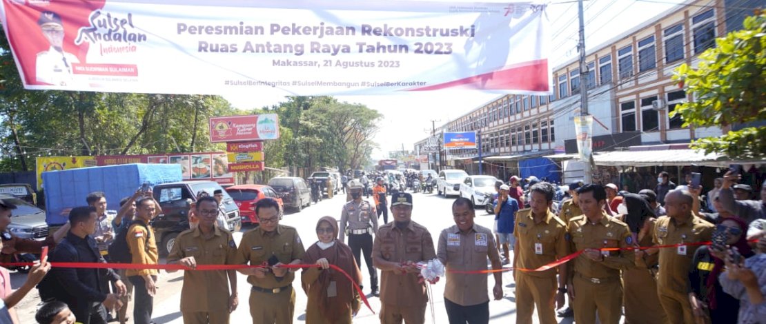 Gubernur Sulawesi Selatan (Sulsel), Andi Sudirman Sulaiman, meresmikan Pekerjaan Rekonstruksi Ruas Jalan Antang Raya, Kecamatan Manggala, Kota Makassar, Senin, 21 Agustus 2023.