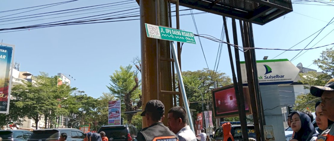 Proses pemasangan papan nama jalan Opu Daeng Risadju yang dulunya merupakan Jalan Cendrawasih Makassar, Selasa 22 Agustus 2023 Proses pemasangan papan nama jalan Opu Daeng Risadju yang dulunya merupakan Jalan Cendrawasih Makassar, Selasa 22 Agustus 2023