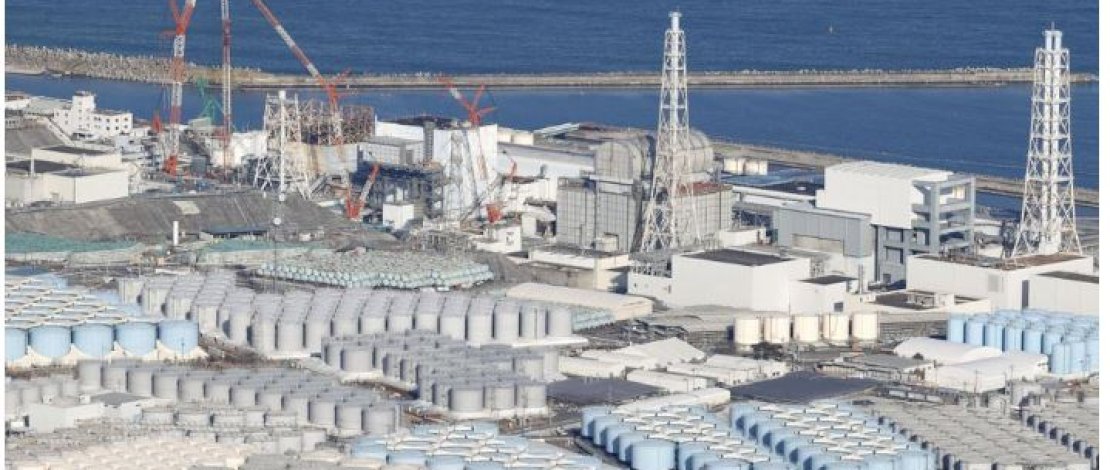 Pemandangan udara menunjukkan tangki penyimpanan untuk air olahan di pembangkit listrik tenaga nuklir Fukushima Daiichi yang lumpuh karena tsunami di kota Okuma, prefektur Fukushima, Jepang 22 Agustus 2023, dalam foto yang diambil oleh Kyodo ini (Reuters). 