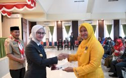 274 PNS Pemda Lutra Terima Tanda Kehormatan Satyalancana Karya Satya