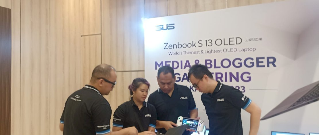 Manajemen asus berdiskusimengenai keunggulan Zenbook s 13 Oled di depan peserta Media Gathering Makassar