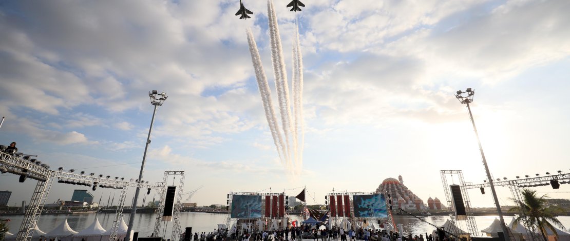 Atraksi flypass dari TNI Angkatan Udara Lanud Sultan Hasanuddin membuka rangkaian Makassar International Eight Festival and Forum atau Makassar F8, Rabu, 23 Agustus 2023.