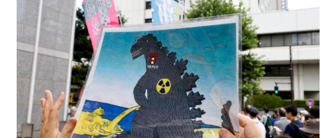 Sejumlah aksi protes dilakukan terhadap Jepang yang melakukan pembuangan air sisa limbah pembangkit listrik tenaga nuklir ke laut fasifik