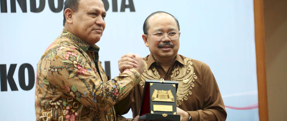 Ketua KPK (kiri) Firli Bahuri bersama Ketua KY (kanan) Amzulian Rifai menandatangani MoU Pencegahan Korupsi pada Hakim.