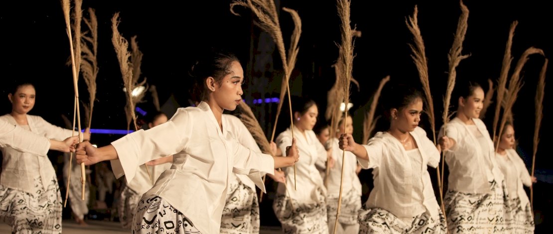 Pertunjukan seni drama tari dan musik (sendratasik) kontemporer menjadi persembahan baru dalam pembukaan Makassar Internasional Eight Festival and Forum 2023 atau F8 Makassar.