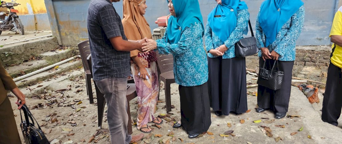 Tim Penggerak PKK Kabupaten Kepulauan Selayar menyalurkan bantuan kepada korban kebakaran di Rakrak, Jumat, 25 Agustus 2023. Tim Penggerak PKK Kabupaten Kepulauan Selayar menyalurkan bantuan kepada korban kebakaran di Rakrak, Jumat, 25 Agustus 2023.