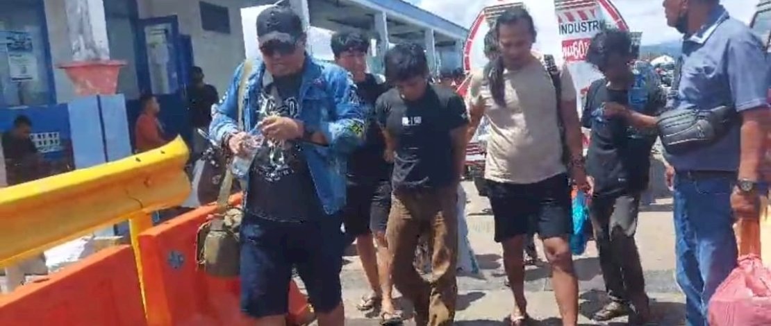 Tim Resmob Polres Bone menjemput pelaku di tempat pelariannya, dan pada Kamis malam, pelaku baru tiba di Pelabuhan Bajoe dan langsung diamankan di Polres Bone. Tim Resmob Polres Bone menjemput pelaku di tempat pelariannya, dan pada Kamis malam, pelaku baru tiba di Pelabuhan Bajoe dan langsung diamankan di Polres Bone.