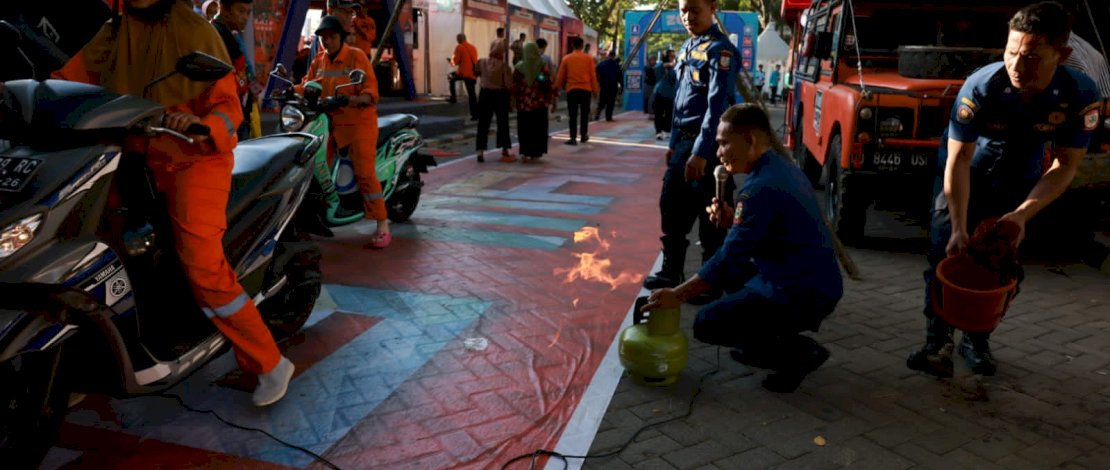 Dinas Pemadam Kebakaran (Damkar) Kota Makassar ikut ambil bagian dalam pelaksanaan Makassar Internasional Eight Festival and Forum (F8). Dinas Pemadam Kebakaran (Damkar) Kota Makassar ikut ambil bagian dalam pelaksanaan Makassar Internasional Eight Festival and Forum (F8).