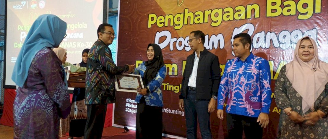 Kabupaten Takalar menerima penghargaan dengan kategori Kabupaten dengan Pendataan Keluarga Terbaik Kedua Se-Sulsel.