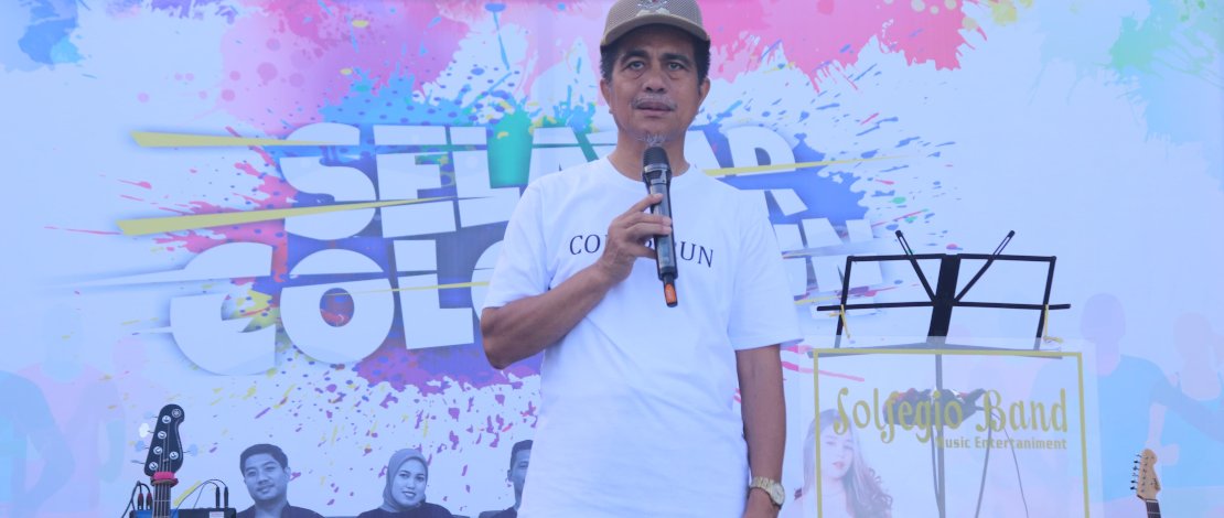Wakil Bupati Kepulauan Selayar, Saiful Arif, membuka sekaligus melepas peserta kegiatan Selayar Colour Run 2023, di Taman Pelangi Kecamatan Benteng, Sabtu, 25 Agustus 2023.