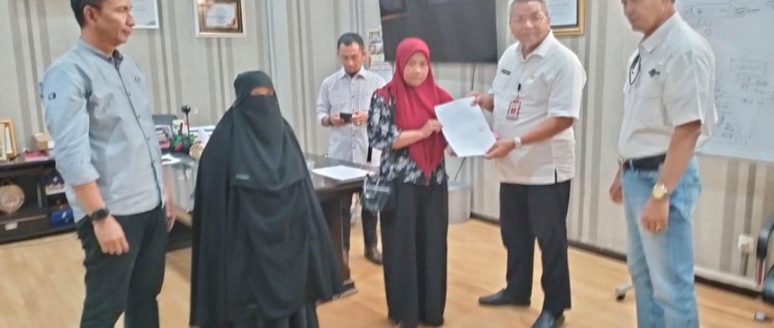 Kepala Dinas Sosial Sulsel, Andi Irawan Bintang, menyerahkan bantuan Gubernur Sulsel, Andi Sudirman Sulaiman, berupa santunan kematian kepada dua orang ahli waris Sitti dan Hasna, korban tanah longsor di Kecamatan Rumbia, Kabupaten Jeneponto.