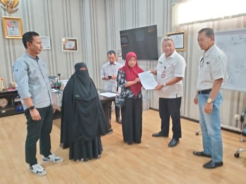 Gubernur Sulsel Serahkan Santunan Kematian Kepada Ahli Waris Korban Longsor di Jeneponto dan Maros 