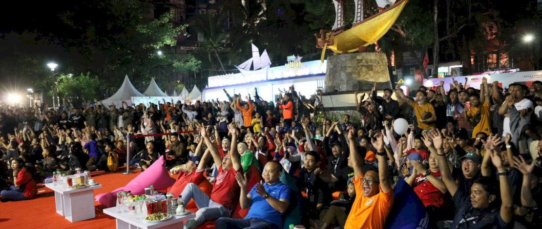 Walikota dan Kapolrestabes bersama Masyarakat Nobar Indonesia vs Vietnam di Festival F8 Walikota dan Kapolrestabes bersama Masyarakat Nobar Indonesia vs Vietnam di Festival F8
