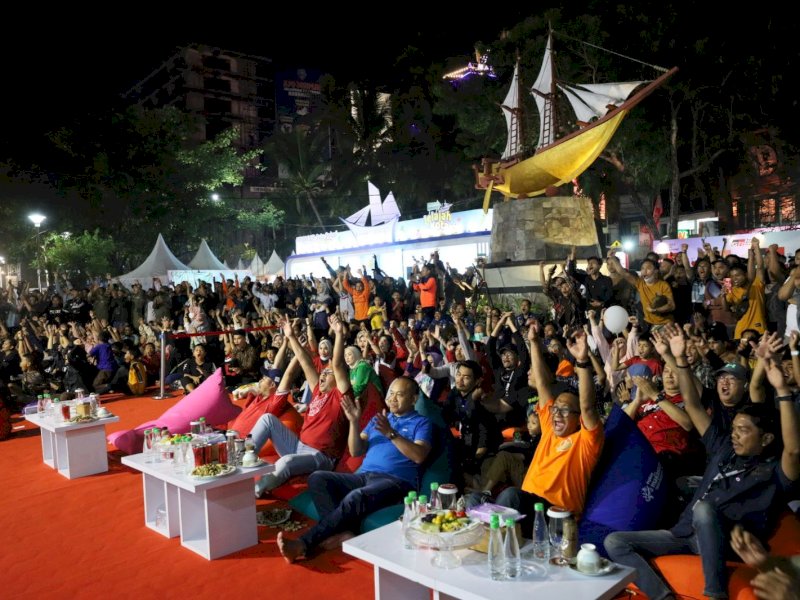 Walikota dan Kapolrestabes bersama Masyarakat Nobar Indonesia vs Vietnam di Festival F8