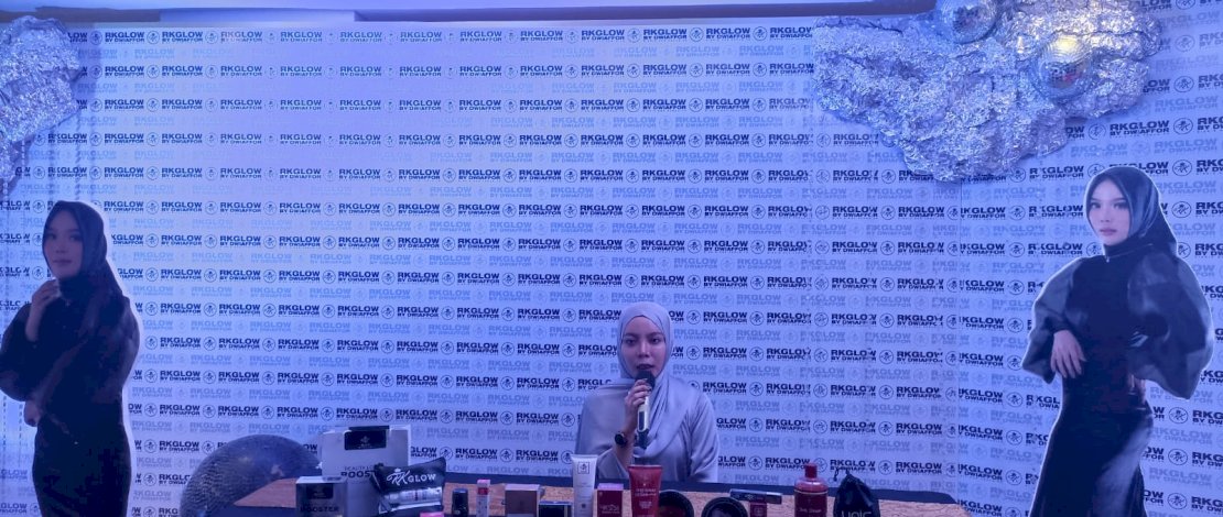 Owner RK Glow Dwi Sukti  dalam konferensi pers yang digelar sebelum acara syukuran HUT ke -5 perusahaan