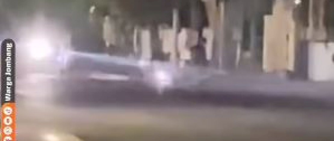 Tangkapan layar video detik-detik warga melempar kursi ke pelaku balap liar hingga terjatuh dari motor