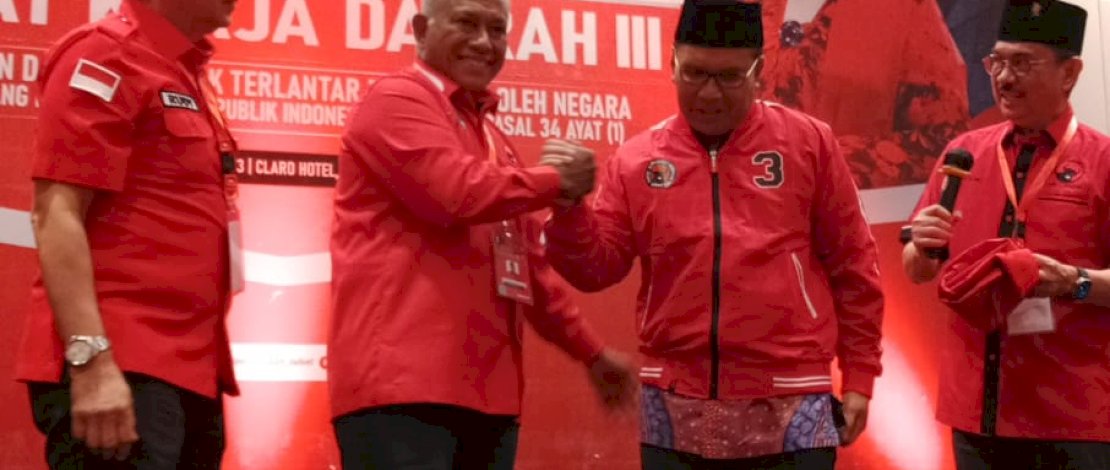 Danny Pomanto (tengah) mengenakan jaket berlogo PDIP Danny Pomanto (tengah) mengenakan jaket berlogo PDIP