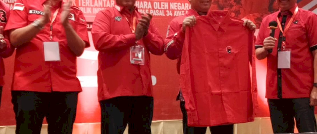 Danny Pomanto menerima PDH dari Ketua DPD PDI Perjuangan Ridwan Andi Wittiri Danny Pomanto menerima PDH dari Ketua DPD PDI Perjuangan Ridwan Andi Wittiri