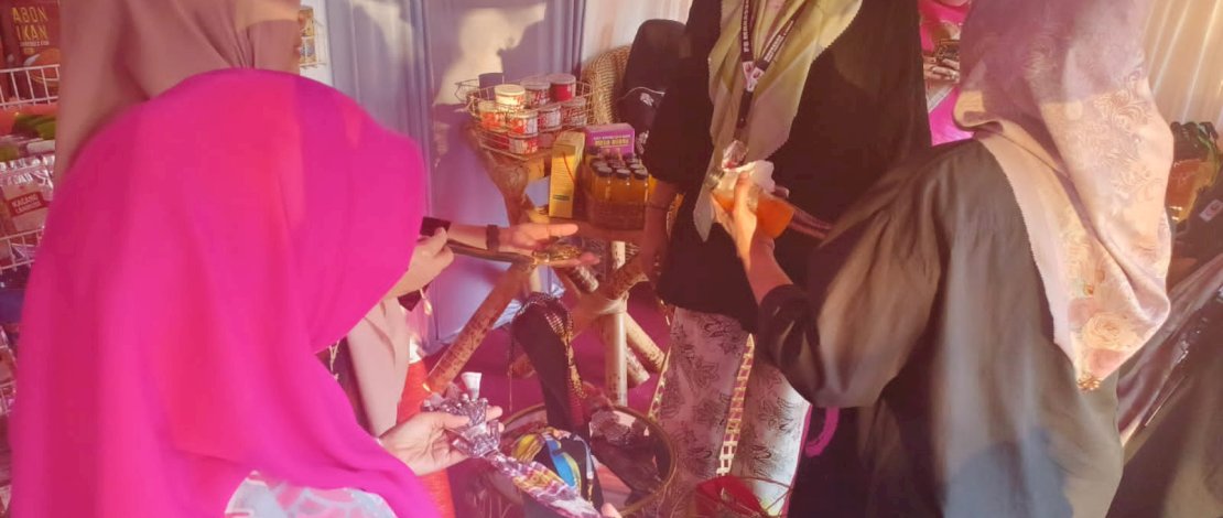 TP PKK Makassar Pikat Pengunjung F8 dengan Aneka Olahan Kripik, Abon Hingga Kerajinan Eceng gondok dari UMKM Binaan