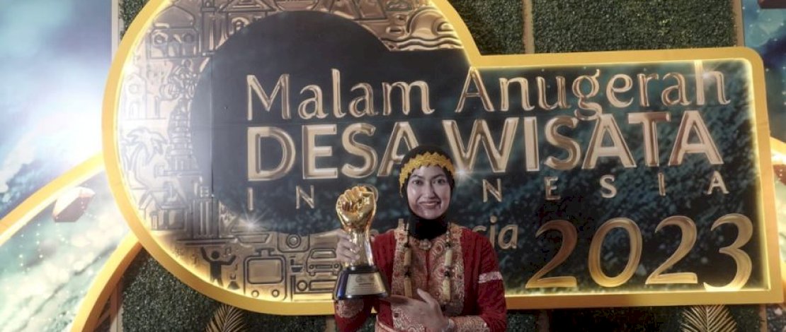 Bupati Luwu Utara, Indah Putri Indriani hadir menerima penghargaan nasional tersebut pada Malam Anugerah Desa Wisata Indonesia yang digelar di Teater Tanah Airku, Taman Mini Indonesia Indah (TMII), Jakarta, Minggu malam, 27 Agustus 2023.
