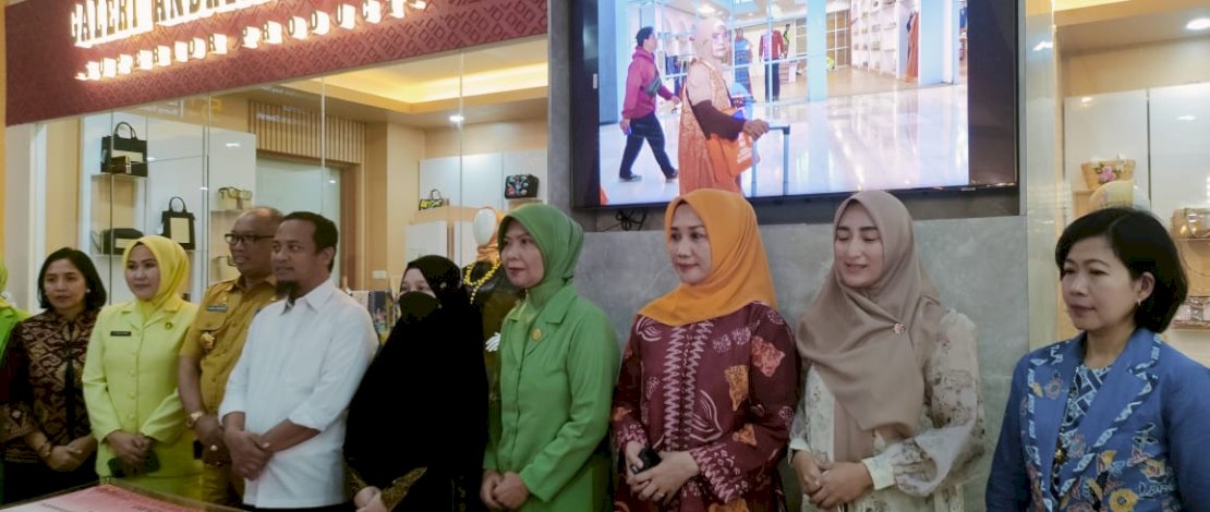 Ketua Dekranasda Kabupaten Kepulauan Selayar Andi Dwiyanti Musrifah Basli menghadiri Peresmian Galeri Dekranasda Andalan Sulsel, Senin, 28 Agustus 2023.