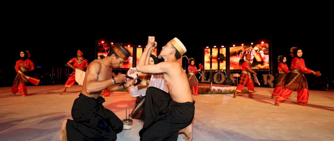 Pertunjukkan Sigajang Laleng Lipa oleh Pemerhati Seni dan Budaya Bone Sangdara menjadi penutup kemeriahan Makassar F8, Minggu, 27 Agustus 2023.