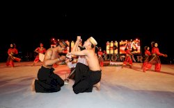 Pertunjukkan Sigajang Laleng Lipa oleh Pemerhati Seni dan Budaya Bone Sangdara Tutup Kemeriahan F8