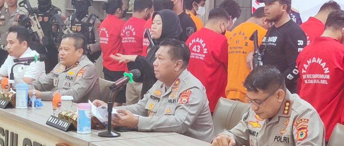 Empat orang lelaki ditangkap polisi. Mereka didapati memiliki senjata api secara ilegal. Empat orang lelaki ditangkap polisi. Mereka didapati memiliki senjata api secara ilegal.